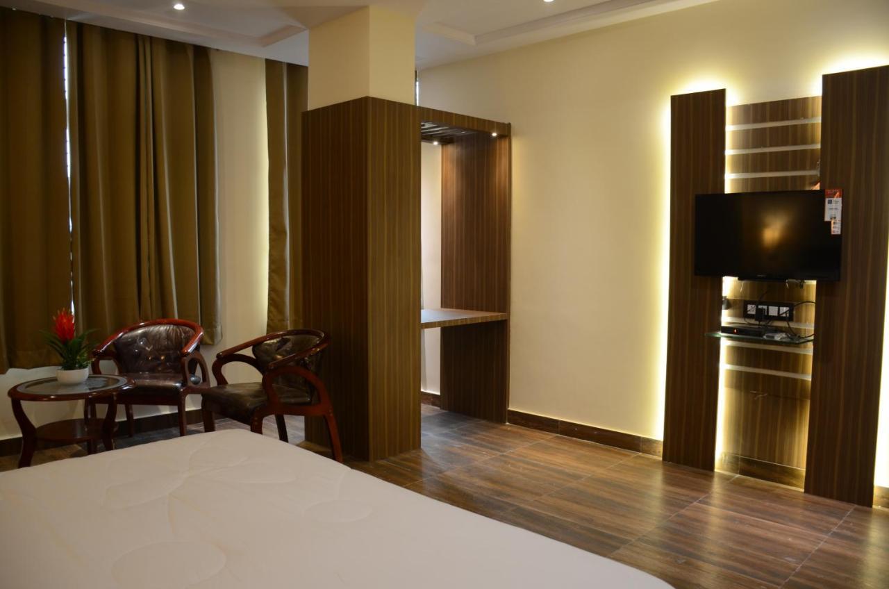 فندق Puja Residency فاراناسي المظهر الخارجي الصورة