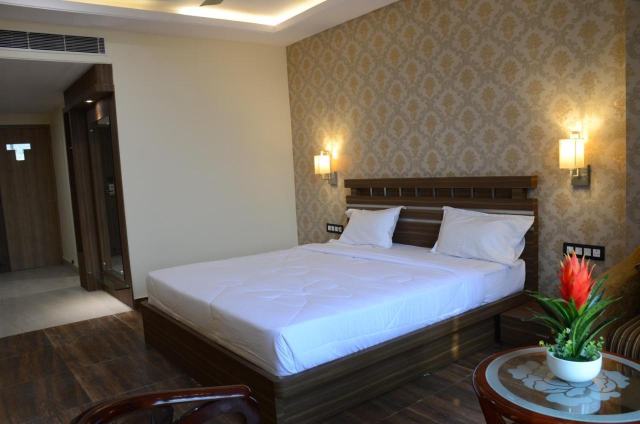 فندق Puja Residency فاراناسي المظهر الخارجي الصورة
