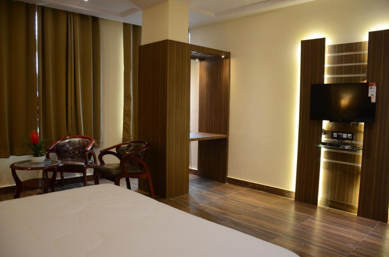 فندق Puja Residency فاراناسي المظهر الخارجي الصورة